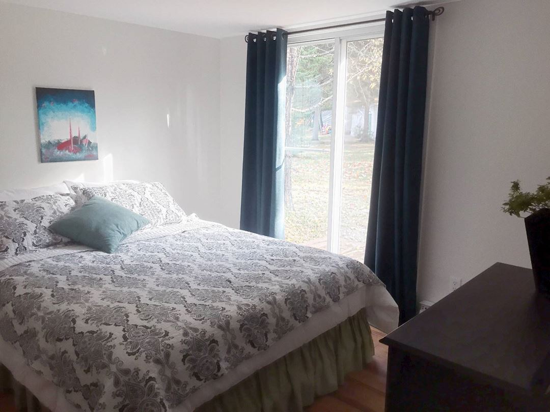 chalets-clochette-indoor-room-queen-size-bed